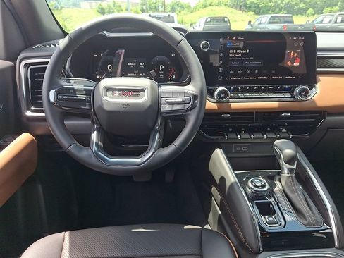 Used 2024 GMC Canyon AT4 w/ AT4 Premium Package AWD/4WD image 11