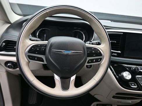 Used 2020 Chrysler Pacifica Limited w/ Advanced Safetytec Group image 16