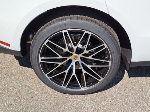 Certified 2025 Porsche Macan image 12