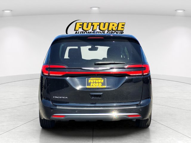 Used 2024 Chrysler Pacifica Touring-L FWD image 5