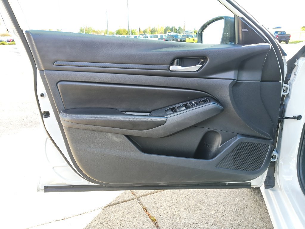 Used 2025 Nissan Altima 2.5 SV FWD image 10