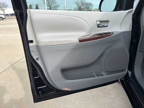 Used 2011 Toyota Sienna XLE image 16