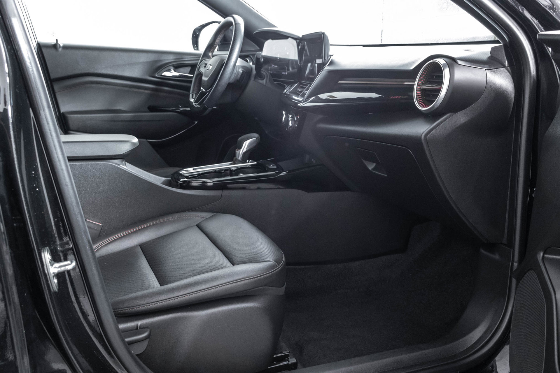Used 2024 Chevrolet Trax RS w/ Sunroof Package FWD image 39