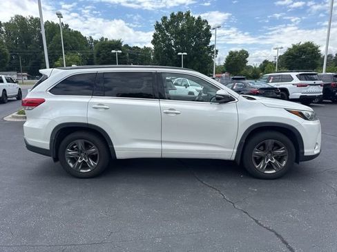 Used 2018 Toyota Highlander SE w/ Carpet Mat Package (TMS) AWD/4WD image 2