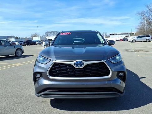 Used 2023 Toyota Highlander XLE image 2