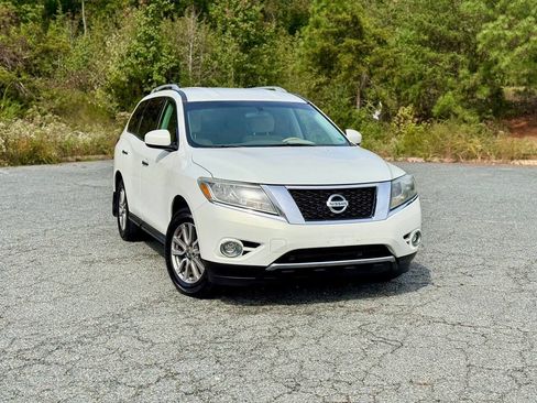 Used 2014 Nissan Pathfinder SV AWD/4WD image 2