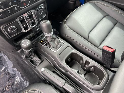 Used 2025 Jeep Gladiator Sport AWD/4WD image 26