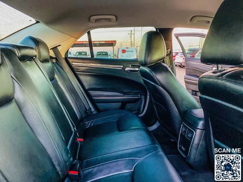 Used 2018 Chrysler 300 Touring L image 28