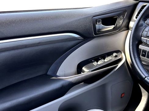 Certified 2019 Toyota Highlander Limited FWD image 27
