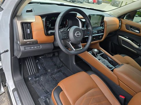 Used 2025 Nissan Pathfinder Platinum AWD/4WD image 27