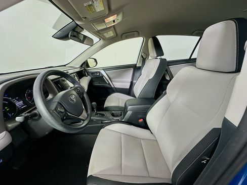 Used 2018 Toyota RAV4 LE AWD/4WD image 31
