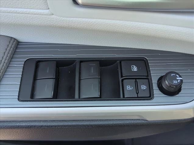 Used 2025 Toyota Sienna XLE FWD image 10