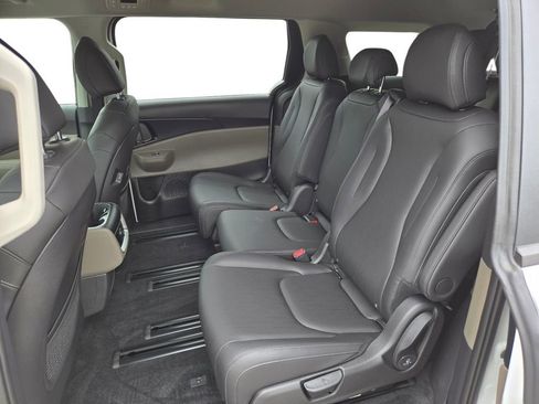 New 2026 Kia Carnival FWD image 19