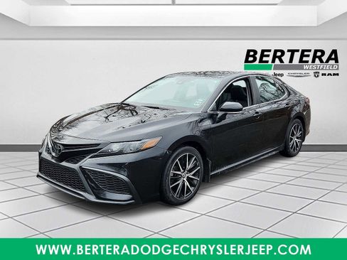 Used 2023 Toyota Camry SE image 3