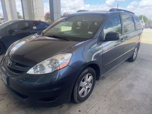 Used 2010 Toyota Sienna LE FWD image 1