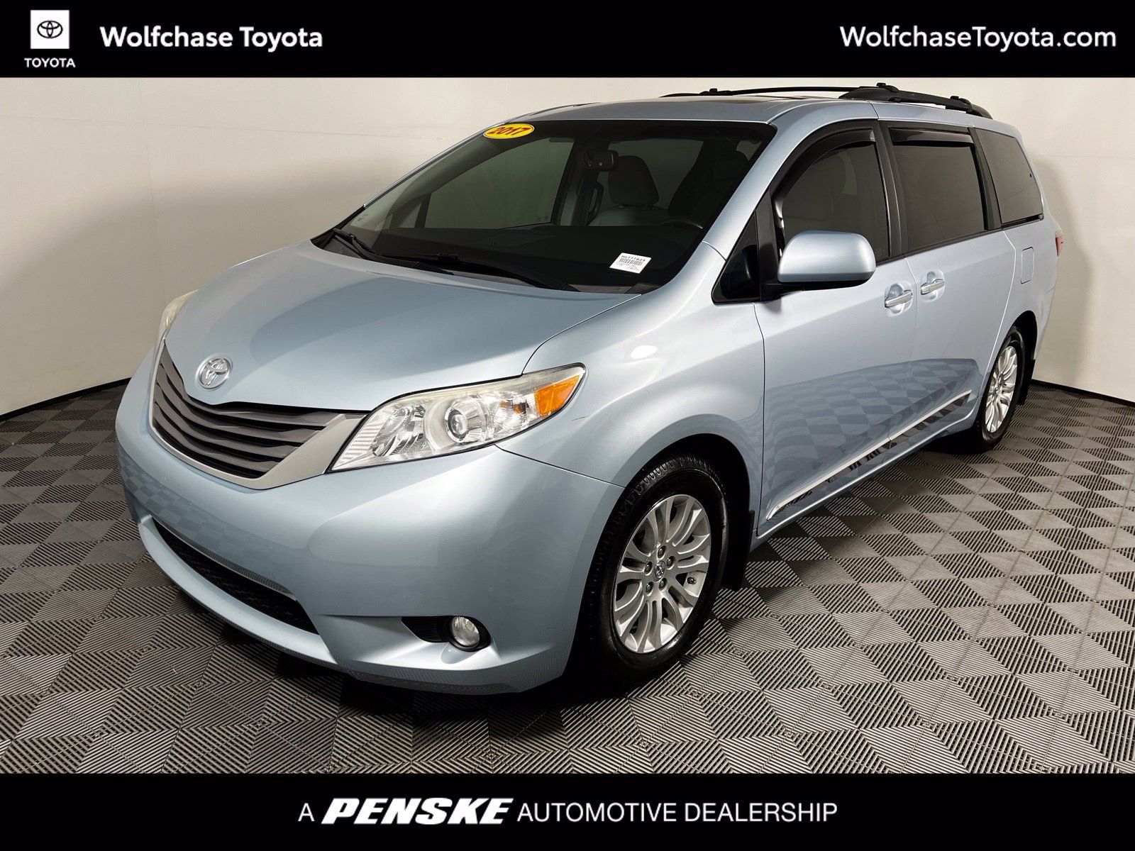 Used 2017 Toyota Sienna XLE Premium FWD image 1
