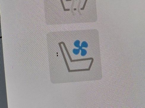 Used 2025 Chrysler Pacifica Premium image 14