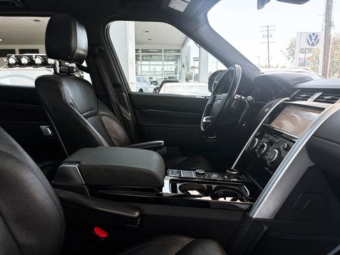 Used 2020 Land Rover Discovery HSE image 32