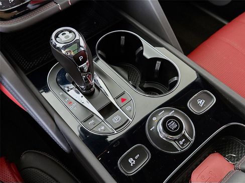 Used 2022 Bentley Bentayga image 21