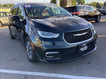 Used 2023 Chrysler Pacifica Touring-L