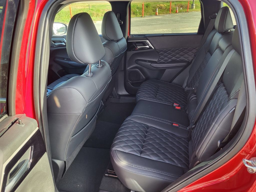 Used 2024 Mitsubishi Outlander SEL FWD image 13
