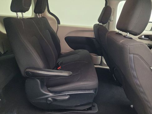 Used 2020 Chrysler Voyager L FWD image 19