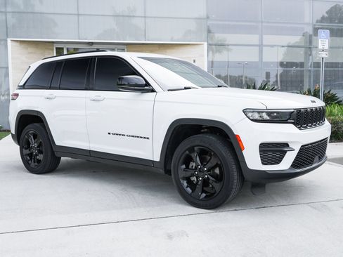 Used 2023 Jeep Grand Cherokee Altitude AWD/4WD image 4