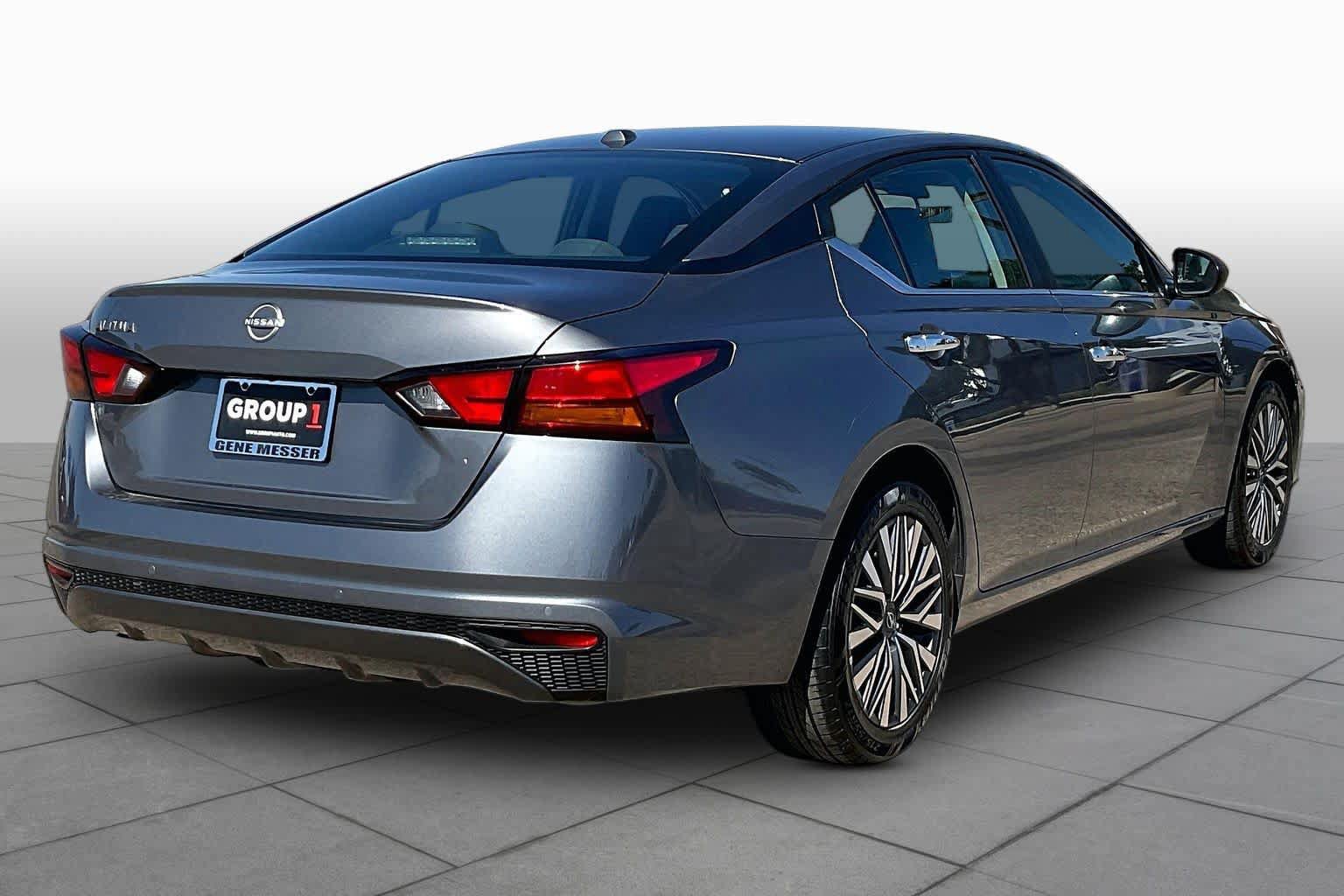 Used 2025 Nissan Altima 2.5 SV FWD image 12