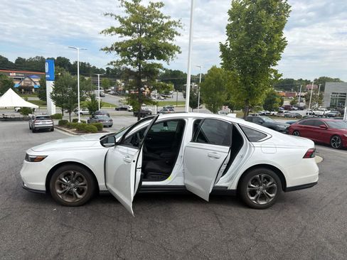 Used 2023 Honda Accord EX image 19
