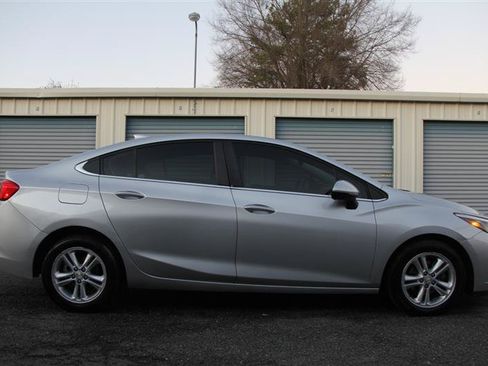 Used 2018 Chevrolet Cruze LT FWD image 9