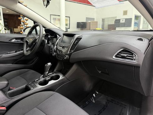 Used 2017 Chevrolet Cruze LT w/ Convenience Package FWD image 18