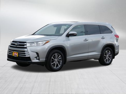 Used 2017 Toyota Highlander XLE w/ Carpet Mat Package AWD/4WD image 3