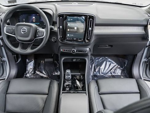 Certified 2025 Volvo XC40 B5 Ultra w/ Climate Package image 21