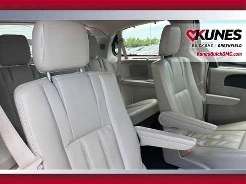 Used 2014 Chrysler Town & Country Touring FWD image 33