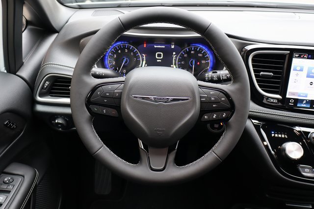 New 2026 Chrysler Pacifica Select AWD/4WD image 15