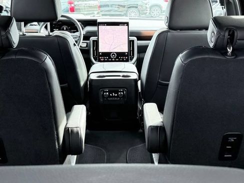 Used 2025 GMC Yukon Denali RWD image 11