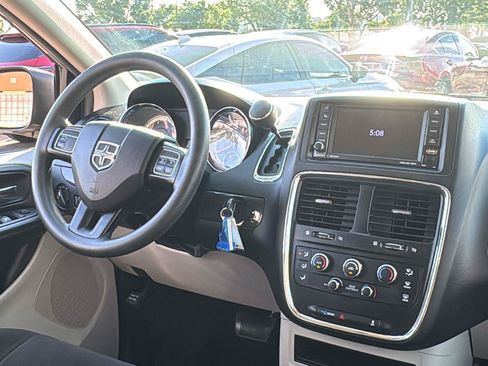 Used 2019 Dodge Grand Caravan SE FWD image 7