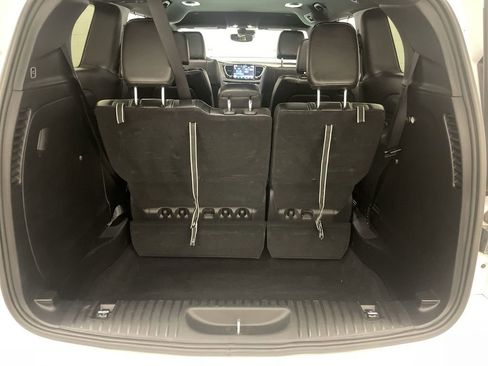Used 2025 Chrysler Pacifica Select FWD image 18
