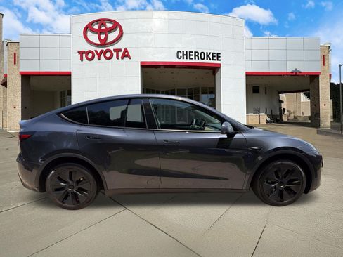 Used 2025 Tesla Model Y Long Range RWD image 4