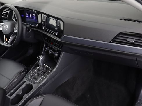 Certified 2022 Volkswagen Jetta SE image 18