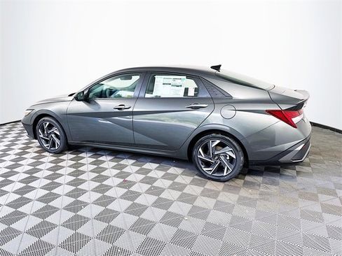 New 2025 Hyundai Elantra SEL image 5