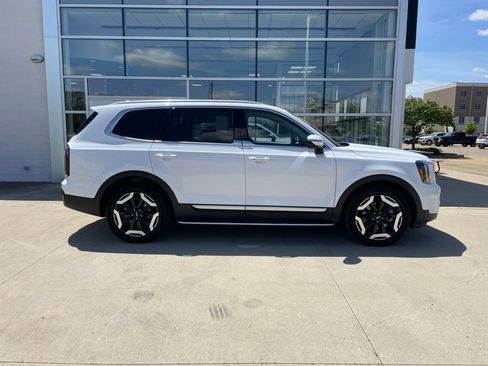 Used 2024 Kia Telluride EX w/ EX Captain's Chair Package AWD/4WD image 4