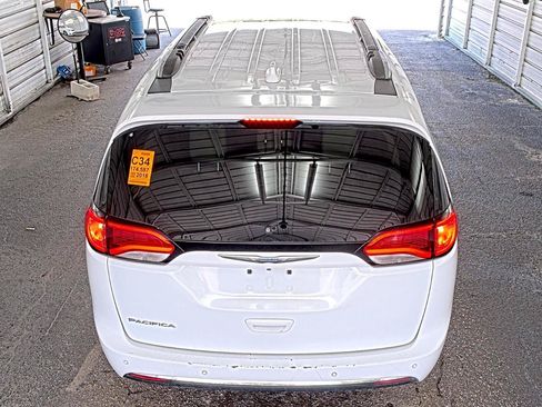 Used 2018 Chrysler Pacifica Touring-L FWD image 3