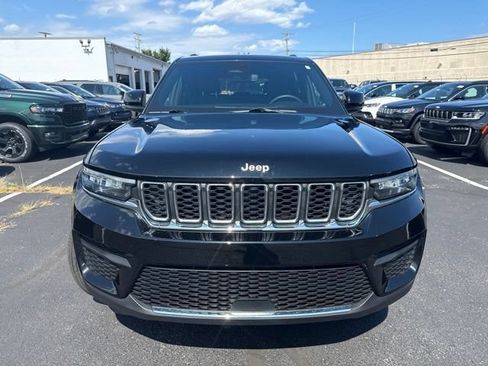 Used 2024 Jeep Grand Cherokee Laredo X AWD/4WD image 2