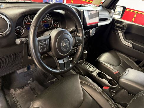 Used 2015 Jeep Wrangler Unlimited Sahara w/ Dual Top Group AWD/4WD image 25