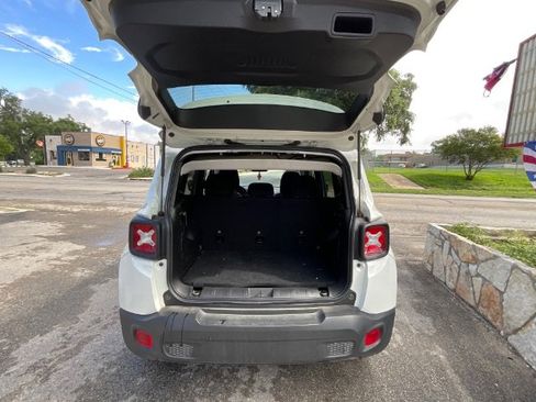 Used 2023 Jeep Renegade Latitude AWD/4WD image 4