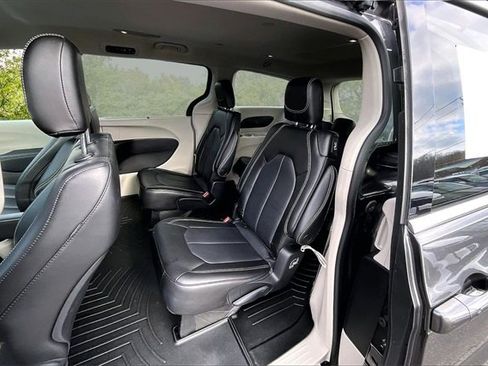 Used 2023 Chrysler Pacifica Touring-L image 25