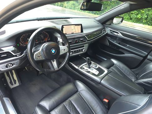 Used 2022 BMW 740i xDrive w/ M Sport Package image 2
