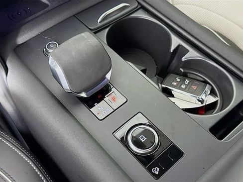 Used 2024 Land Rover Discovery Metropolitan Edition image 19