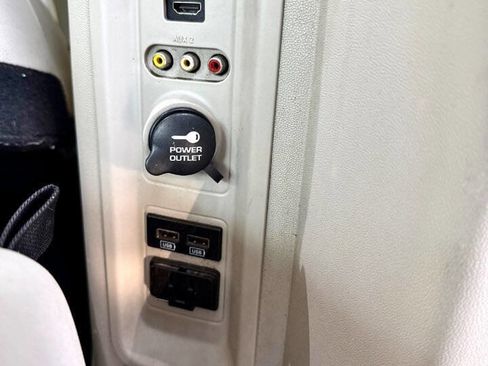 Used 2014 Chrysler Town & Country Touring-L w/ Driver Convenience Group image 24